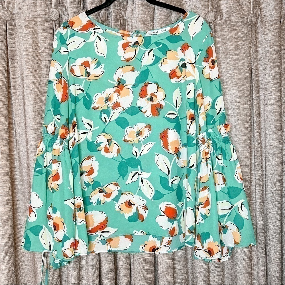Rose and Olive Kelly Green Floral Print Bell Sleeve Blouse Size Medium